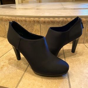 Mootsies Tootsies black heeled booties. Size 7.5